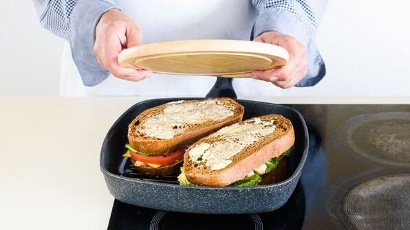 горячий сэндвич с курицей, сыром и помидорами