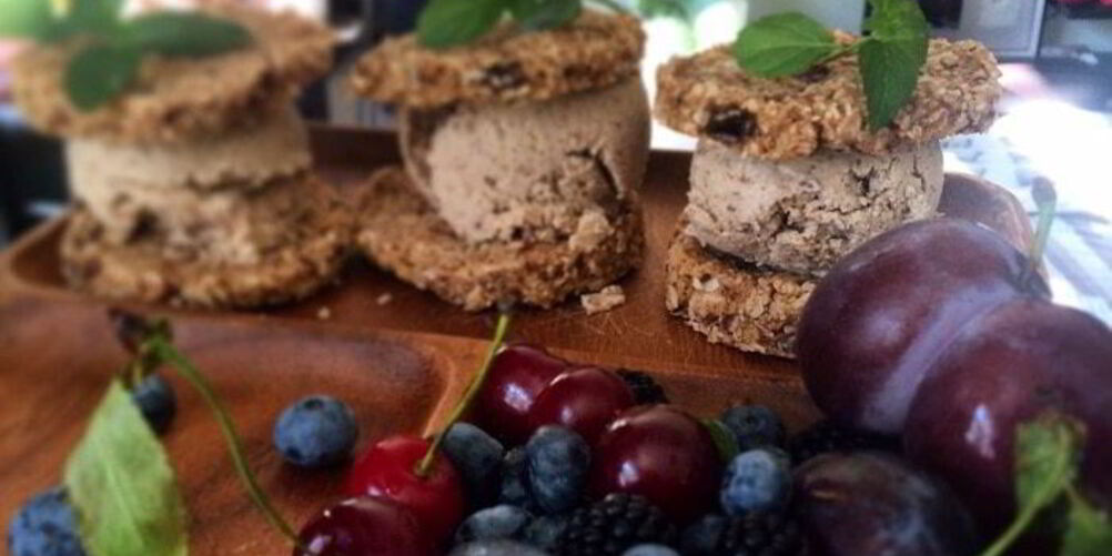 Рецепт имбирных сэндвичей с кокосово-чайным мороженным