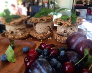 Имбирные сэндвичи с кокосово-чайным мороженным