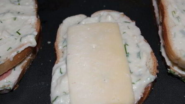 хрустящие сэндвичи с соусом бешамель