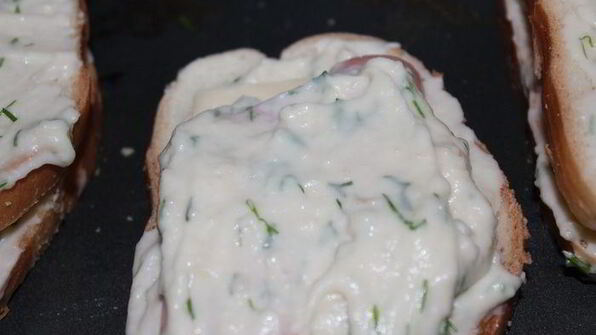 хрустящие сэндвичи с соусом бешамель