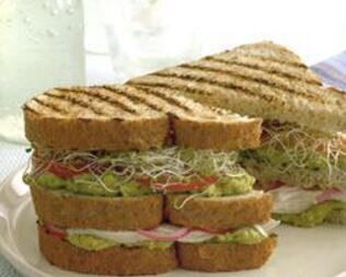 Клаб сэндвич с курицей, авокадо и люцерной