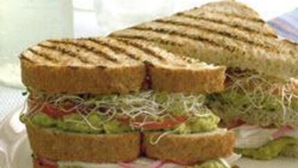 Клаб сэндвич с курицей, авокадо и люцерной