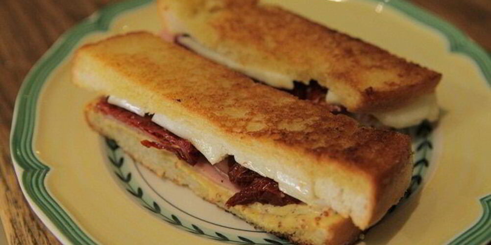 Рецепт мини-сэндвичей с ветчиной, вялеными помидорами и сыром