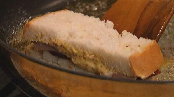 мини-сэндвичи с ветчиной, вялеными помидорами и сыром