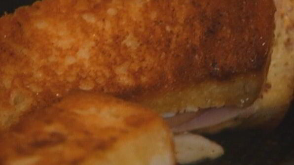 мини-сэндвичи с ветчиной, вялеными помидорами и сыром