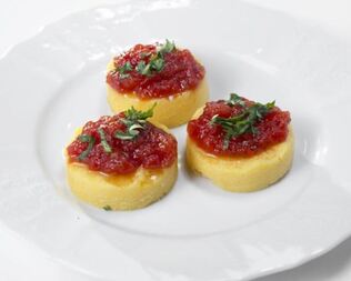 Сэндвич из поленты и томатного варенья