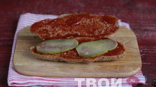 сэндвич с беконом и руколой