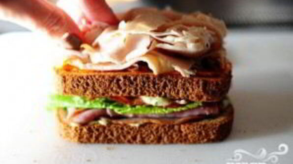 сэндвич с беконом, ветчиной и индейкой