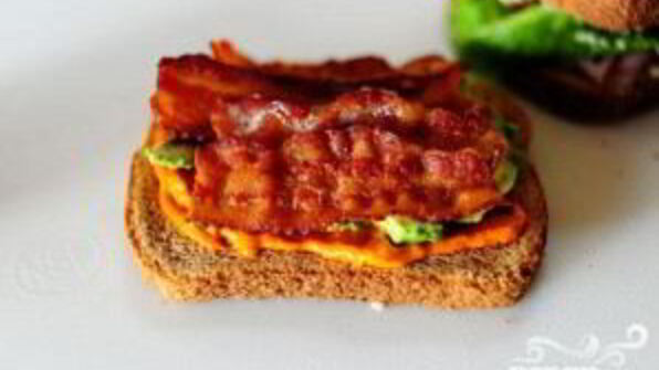 сэндвич с беконом, ветчиной и индейкой