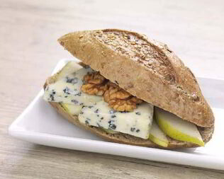 Сэндвич с голубым сыром, орехами и яблоками