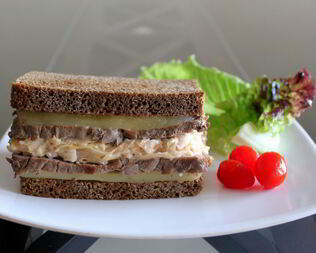 Сэндвич с говядиной и квашеной капустой