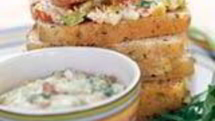 Сэндвич с куриным салатом и миндалем