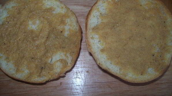 сэндвич с курицей, горчицей и перепелиным яйцом