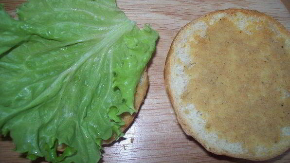 сэндвич с курицей, горчицей и перепелиным яйцом