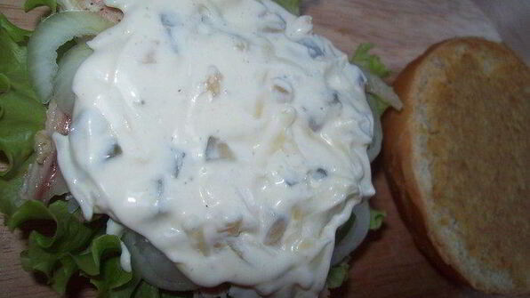 сэндвич с курицей, горчицей и перепелиным яйцом