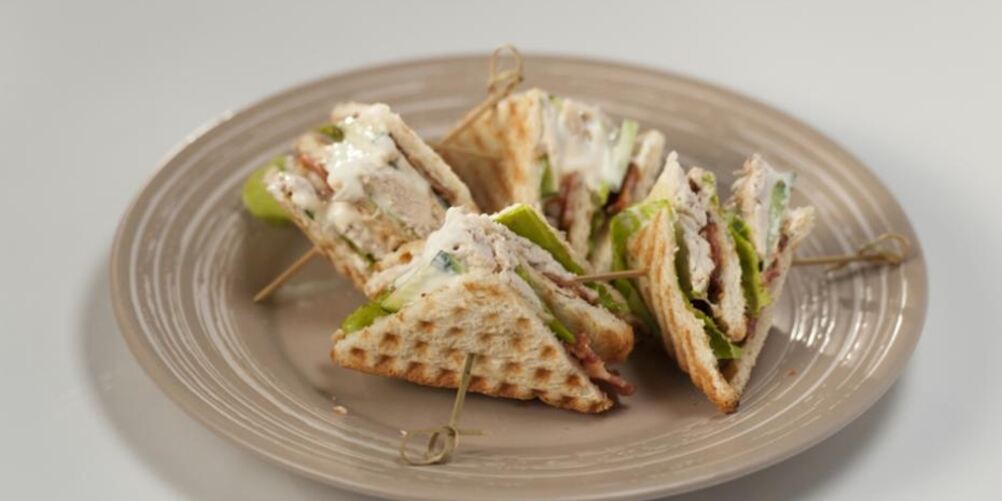 Рецепт сэндвича с курицей и не чипсами из бекона