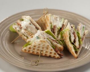 Сэндвич с курицей и не чипсами из бекона