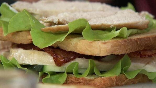 сэндвич с курицей и не чипсами из бекона