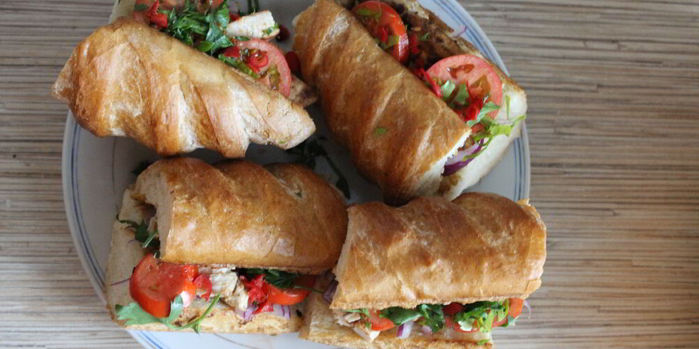 Рецепт сэндвича с курицей, помидорами и красным луком