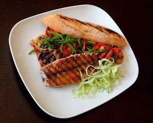 Сэндвич с макрелевым тунцом и овощами, обжаренными на гриле