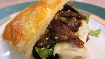 Сэндвич с Моцареллой, грибами и соусом Нисуаз