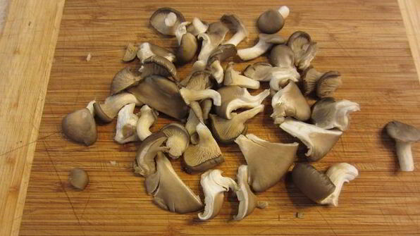 сэндвич с моцареллой, грибами и соусом нисуаз