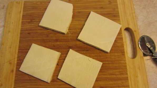 сэндвич с моцареллой, грибами и соусом нисуаз