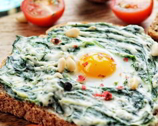 Сэндвич с шпинатом, творожным сыром и перепелиным яйцом