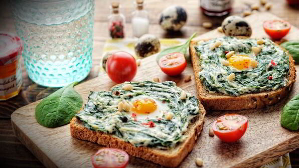 сэндвич с шпинатом, творожным сыром и перепелиным яйцом