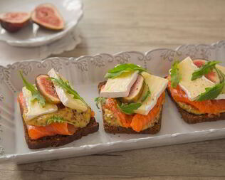 Сэндвич с сыром бри, форелью и инжиром