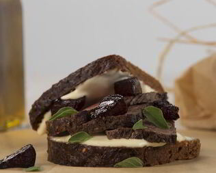 Сэндвич с телятиной и розмарином