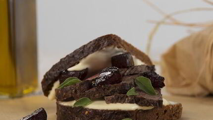 Сэндвич с телятиной и розмарином