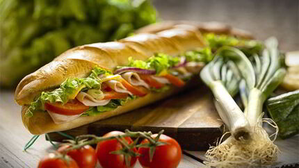 Сэндвич с ветчиной, сыром и помидорами