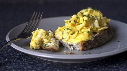 Сэндвич с яйцом и зеленью