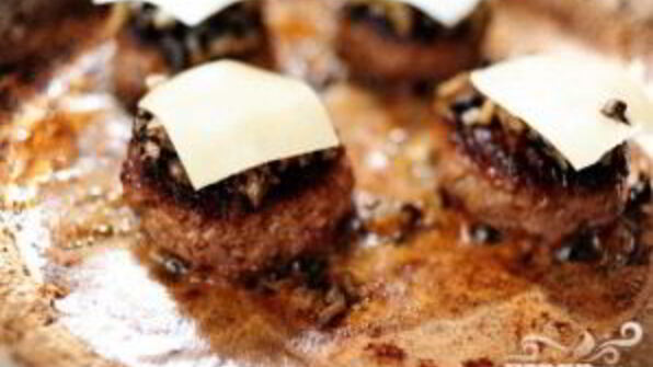 сэндвичи с говядиной, грибами и швейцарским сыром