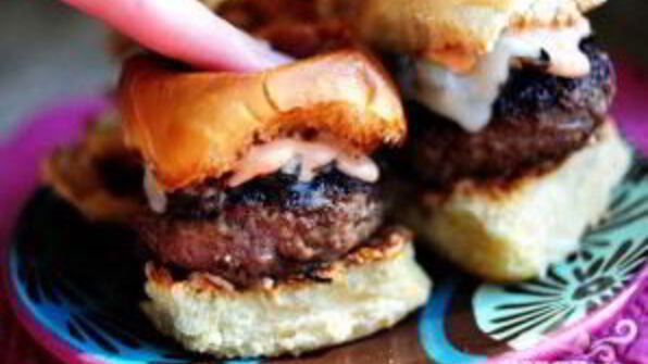 сэндвичи с говядиной, грибами и швейцарским сыром