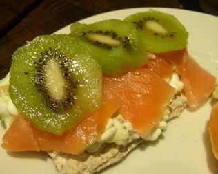 Сэндвичи с копченым лососем и киви