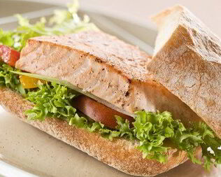 Сэндвичи с лососем на гриле, рукколой, помидорами и кремом из авокадо