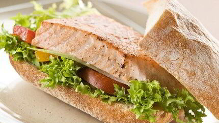 Сэндвичи с лососем на гриле, рукколой, помидорами и кремом из авокадо