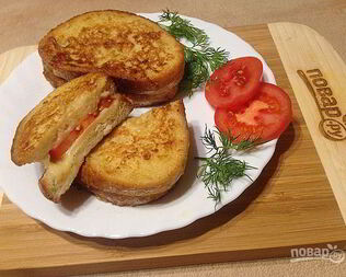 Теплый сэндвич с сыром и помидором
