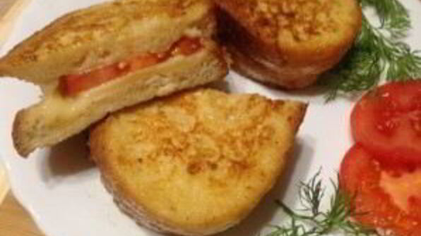 теплый сэндвич с сыром и помидором