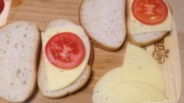 теплый сэндвич с сыром и помидором