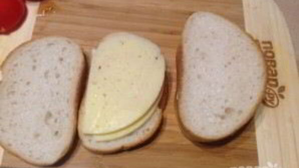 теплый сэндвич с сыром и помидором