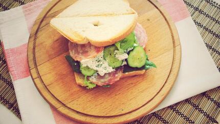 Утренний сэндвич с огурцом, салями и фетой