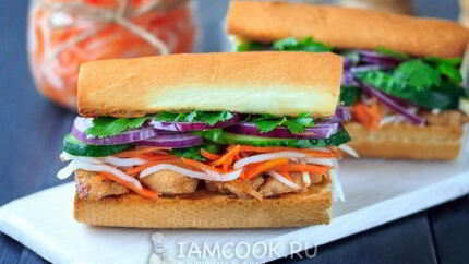 Вьетнамский сэндвич Бан Ми с курицей