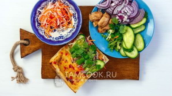 вьетнамский сэндвич бан ми с курицей