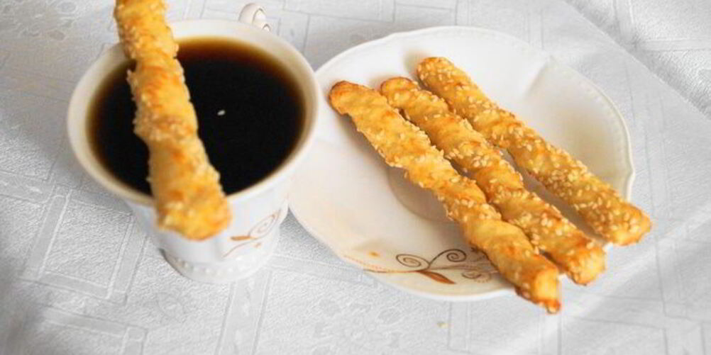 Рецепт сырных палочек с кунжутом