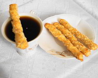 Сырные палочки с кунжутом