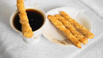 Сырные палочки с кунжутом